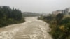 Poplave "odsjekle" desetine kuća i zatvorile puteve prema sjeveru
