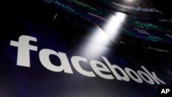Logo Facebook tampak di layar Nasdaq Market Site di Times Square, New York, 29 Maret 2018.