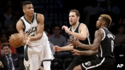  Giannis Antetokounmpo, à gauche, Barclays Center, New York, le 13 mars 2016
