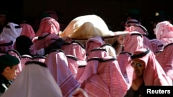 ព្រះសព​នៃ​ព្រះចៅ​ Abdullah bin Abdul Aziz ត្រូវ​បាន​គេ​ហែរ​កំឡុង​ពិធីបុណ្យសព​របស់​ទ្រង់​នៅ​ឯ​ព្រះវិហារ Imam Turki Bin Abhullah Grand Mosque ក្នុង​រាជធានី​រ៉ាយ៉ាដ កាលពី​ថ្ងៃទី២៣ ខែមករា ឆ្នាំ២០១៥។​ 