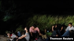 Migrantes en busca de asilo cruzan el río Grande en Roma, Texas, Estados Unidos, el 30 de julio de 2021.