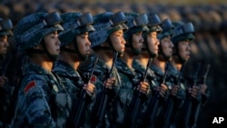 图片说明：解放军排队站在天安门前，等待纪念二战结束70周年阅兵开始。