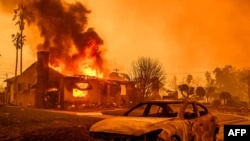 Kuća u plamenu u Altadeni (Foto: JOSH EDELSON/AFP)