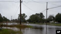 Carreteras en el área de Gloucester, Virginia, cubiertas de agua después del paso de la tormenta tropical Ophelia el 23 de septiembre de 2023.