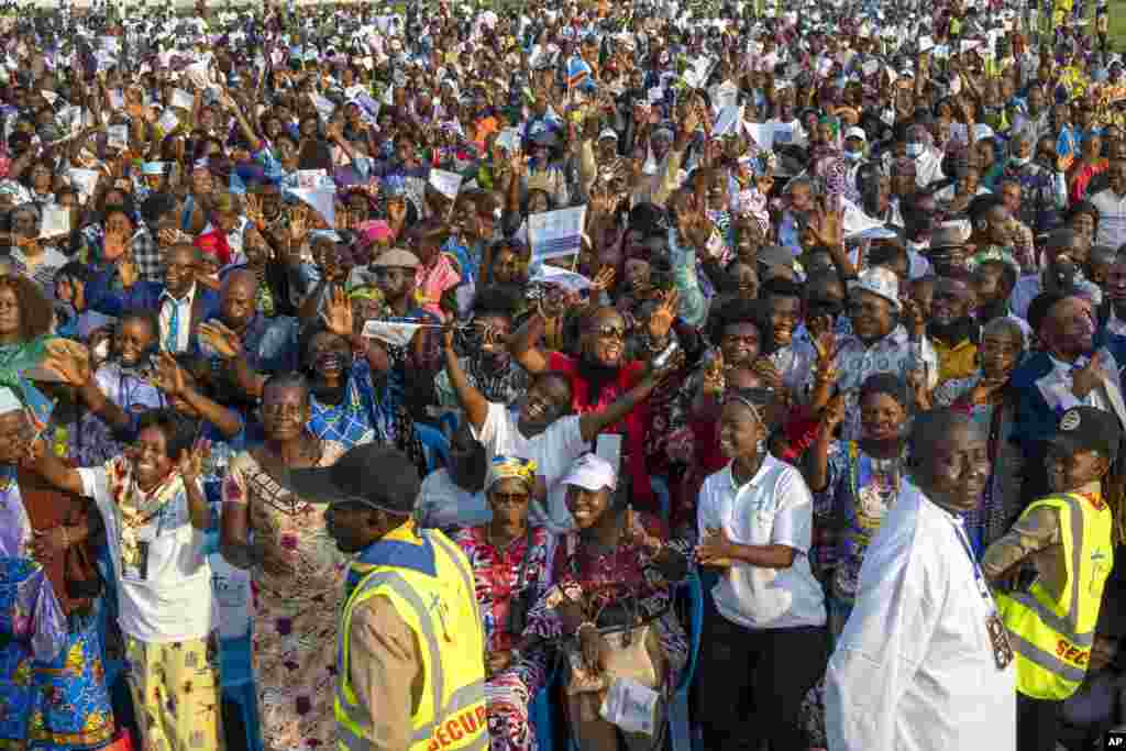 Waumini waliokusanyika ndani ya uwanja wa Ndolo kwa misa maalum iliyoongozwa na Papa Francis.