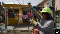 Ezequiel Rivera trabaja con Electric Energy Authority para restaurar líneas de distribución de energía dañadas por el huracán Maria en Puerto Rico.
