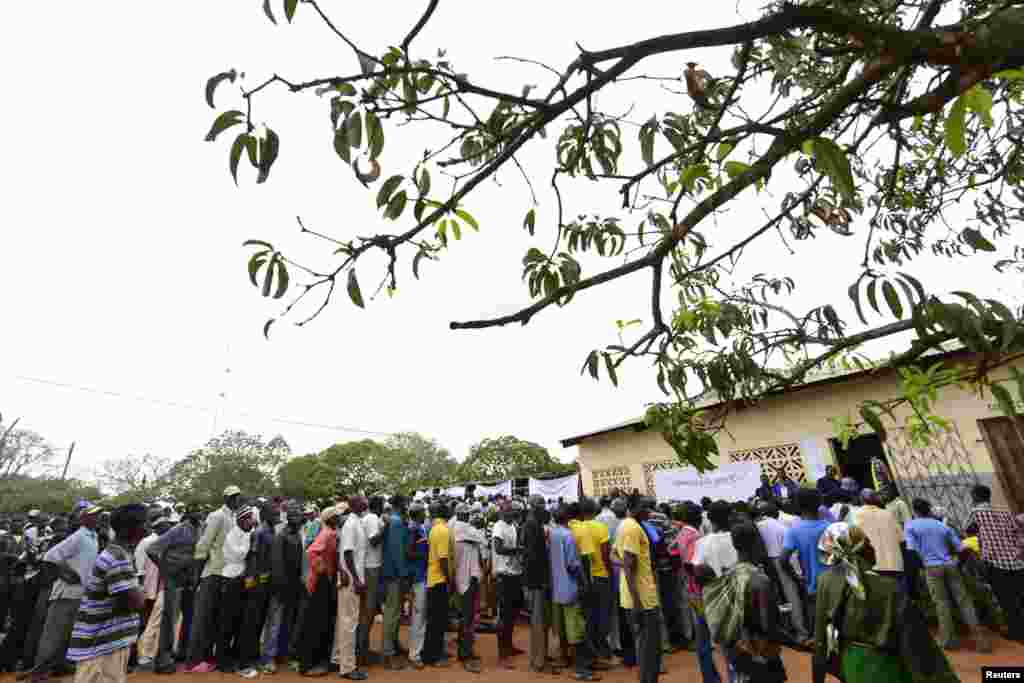 Voters line up to cast their ballots in municipal elections at a voting station near Gorongosa in central Mozambique, Nov. 20, 2013.