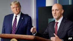 Presiden AS Donald Trump dan Kepala FDA, Dr. Stephen Hahn, di Gedung Putih. 