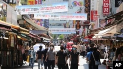 Suasana di distrik perbelanjaan Seoul, Korea Selatan, Kamis, 11 Juni 2020. (AP Photo/Ahn Young-joon)