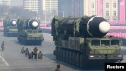 지난 2월 평양에서 열린 건군절 70주년 열병식에 등장한 화성-15형 탄도미사일과 이동식발사차량.