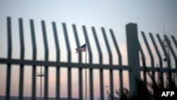 Bendera Amerika tampak di gerbang masuk Paso del Norte di El Paso, Texas, 7 April 2018.