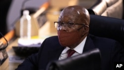 L'ancien président sud-africain Jacob Zuma comparaît à l'audience pour sa demande de récusation du juge Raymond Zondo à Johannesburg, en Afrique du Sud, le 16 novembre 2020.