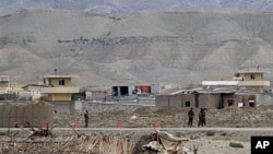 Pangkalan NATO di Afghanistan (foto: dok). Dua serangan bunuh diri dekat pangkalan NATO di provinsi Wardak menewaskan 12 orang, Sabtu (1/9). 