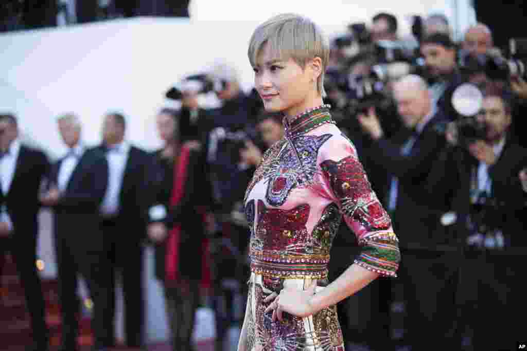 中国歌星和演员李宇春在第70届戛纳国际电影节出席电影《玉子》的首映(2017年5月19日)。这是李宇春在本届戛纳第二次走红毯。