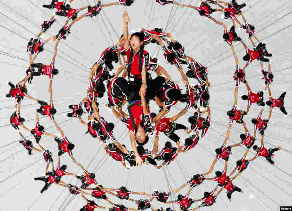 2013年8月9日,江苏省南京市体育场举行的2014年南京青奥会开幕式的节目彩排中,俯瞰少林塔沟武术学校的学生表演。