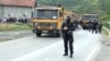 Srbi okupljeni ispred registracionog centra u Lapljem selu (Foto: VOA) 
