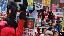 ARSIP – Guru dan siswa berunjuk rasa di depan SMA Hamilton, Rabu, 16 Januari 2019 di Los Angeles, dalam pemogokan yang dilakukan guru di seluruh penjuru kota (foto: AP Photo/Richard Vogel)