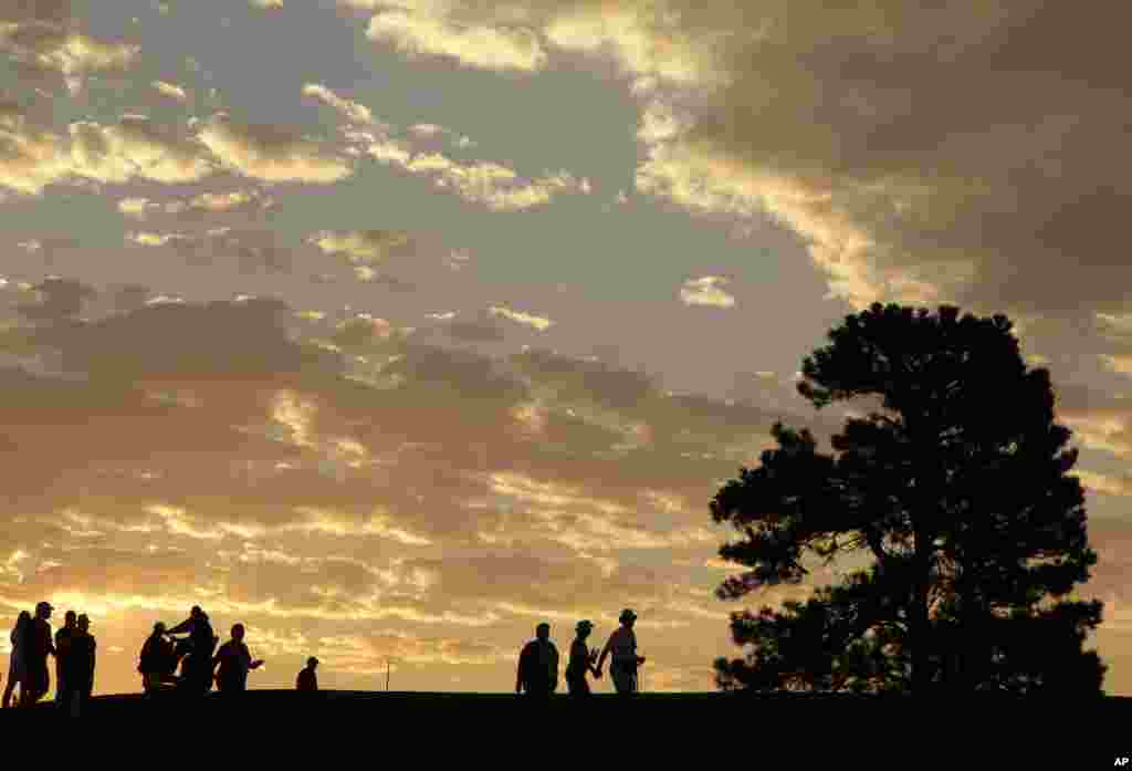 Para penonton tiba pada pagi hari dalam kompetisi hari kedua turnamen golf Solheim Cup di Parker, Colorado, AS. 