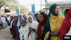 Women wait in line to vote during Somaliland parliamentary elections in 2005 (in Hargeisa).