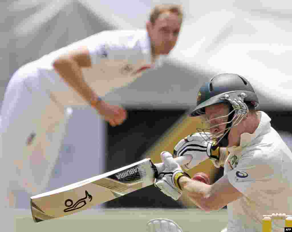 Pemain kriket Australia Chris Rogers (kanan) dan pemain Inggris Stuart Broad (kiri) bermain dalam pertandingan kriket Ashes uji coba di Lapangan Kriket Melbourne di Melbourne.