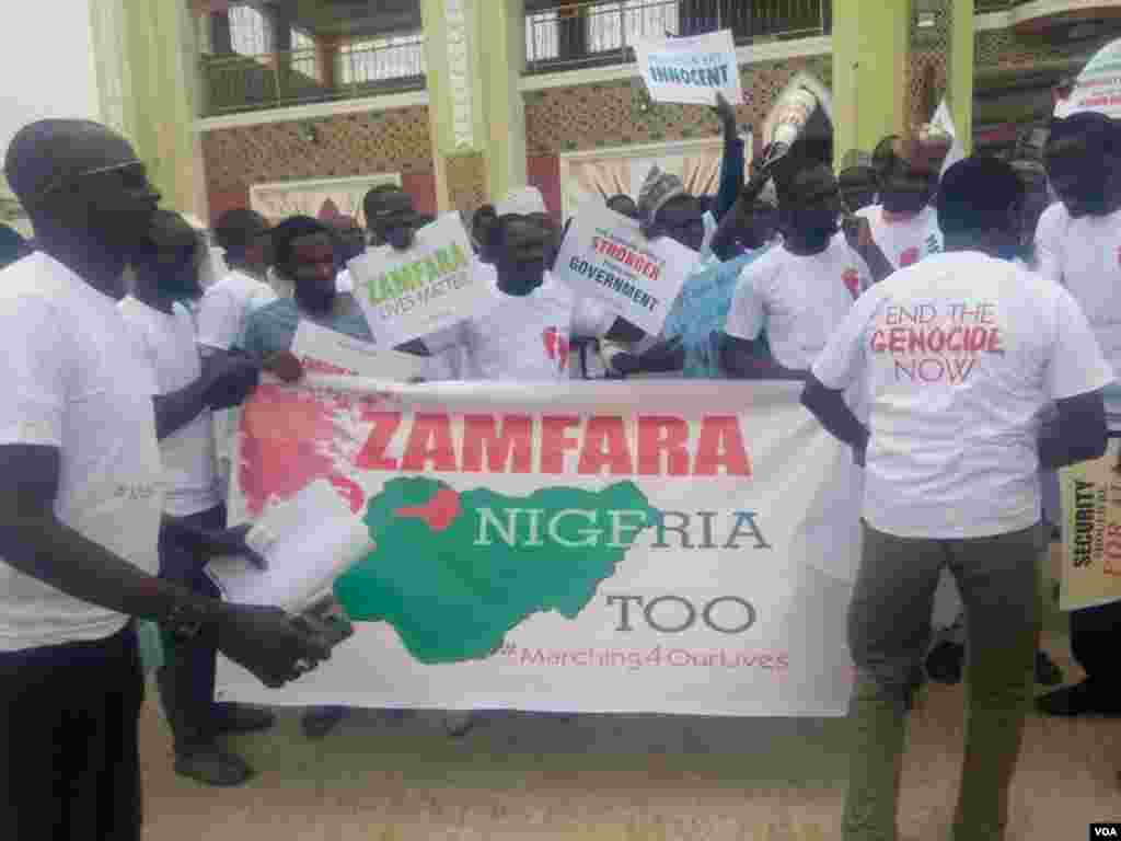 Gamayyar kungiyoyi masu zaman kansu da wasu kungiyoyin matasa sun yi zanga zangar lumana a birnin Zamfara, Gusau, kan yawan garkuwa da kashe kashen mutane da ake yi a Jihar. 