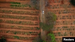 Vista tomada por un dron del cementerio de Villa Formosa, en Sao Paulo, Brasil el 16 de julio de 2020.