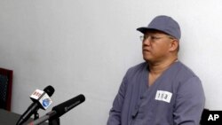 Misionaris Amerika Kenneth Bae berbicara kepada reporter di RS Pyongyang Friendship di Pyongyang, Korea Utara (20/1).