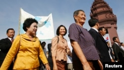 Sam Rainsy Party (SRP) members Chiv Kata, Thak Lany and Mu Sochua (L to R) walk during a protest in Phnom Penh, Cambodia, November 16, 2009. 
