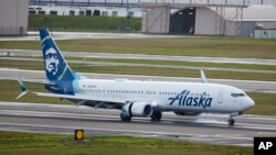 El vuelo 1276 de Alaska Airlines, un Boeing 737-900, rueda por la pista en el Aeropuerto Internacional de Portland en Portland, Oregon, el 6 de enero de 2024.