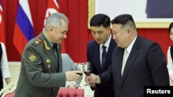 지난 7월 평양을 방문한 세르게이 쇼이구 러시아 국방장관이 김정은 북한 국무위원장이 주최한 만찬에 참석했다.