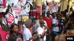 Protesters deliver a letter to the office of Kenya's Inspector General in Nairobi demanding justice in the case of a teenage rape victim, Oct. 31, 2013. (Gabe Joselow/VOA)