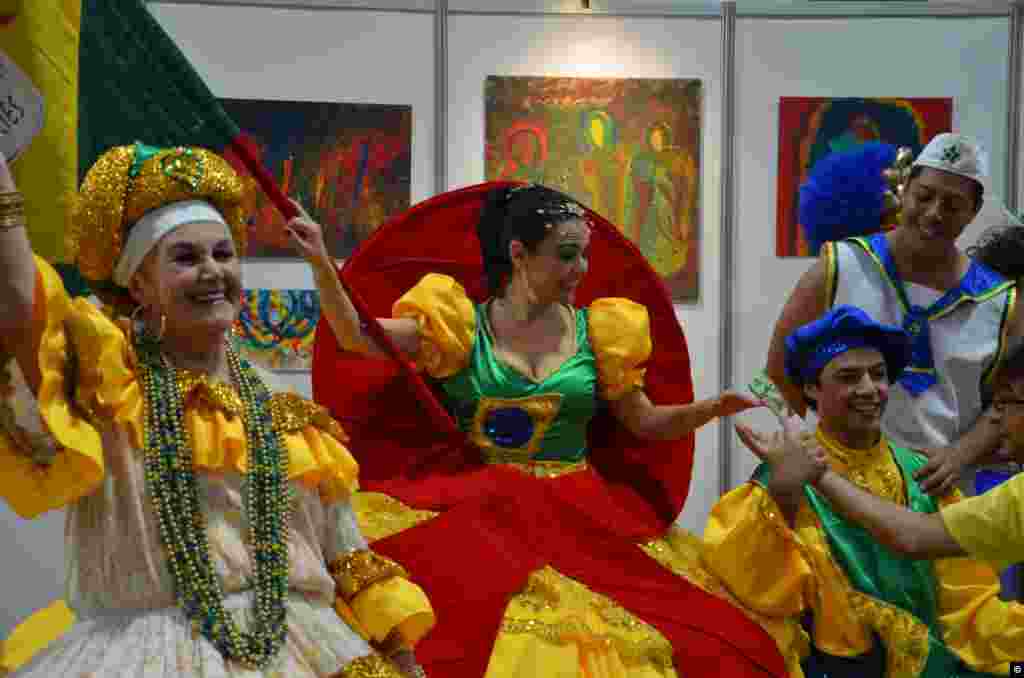Las delegaciones, provenientes de todo el mundo, muestran lo mejor de su cultura y conocimientos para informar y concienciar a los visitantes de los peligros del síndrome. (FOTO: Madina Thiam).