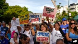 Simpatizantes del candidato presidencial de la oposición venezolana, Edmundo González, muestran su apoyo en una reunión con él en Caracas, Venezuela, el jueves 13 de junio de 2024.