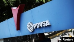 El logo de la petrolera estatal de Venezuela, PDVSA, en una estación de gasolina en Caracas. Foto de archivo.