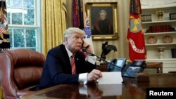 Presiden Donald Trump sedang melakukan pembicaraan via telepon di Ruang Oval, Gedung Putih, 27 Juni 2017.