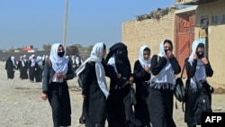 طالبان پس از حاکمیت دوبارۀ شان بر افغانستان، مکاتب و دانشگاه‌ها را به روی دختران مسدود کرده و بیش از ۱۰۰۰ روز از بسته‌ماندن مکاتب دختران و بیش از ۵۰۰ روز از بستن دانشگاه‌ها به روی دختران و زنان سپری می‌شود.