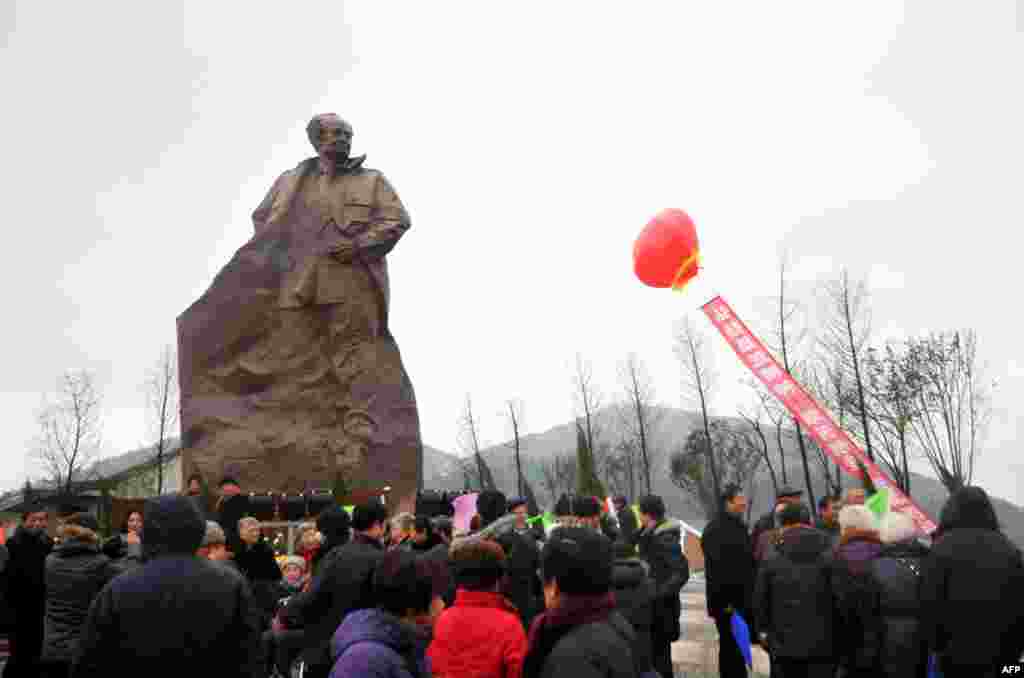 2013年1月6日，中国浙江省台州市，中共前主席胡耀邦的雕像揭幕。2018年11月18日，胡耀邦大型铜像在其家乡湖南浏阳揭幕。不过，没有任何中央官员参加仪式，最高官员为湖南省委副书记乌兰。据报道胡耀邦铜像是经中共中央和国务院批准的。