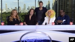 Randy Jackson (paling kanan) bersama pembawa acara "American Idol" Ryan Seacrest (tengah) dan sesama juri, dari kiri ke kanan, Mariah Carey, Keith Urban dan Nicki Minaj. (AP/Fox, Michael Becker)