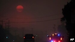 O incêndio de Palisades devasta um bairro no meio de ventos fortes no bairro de Pacific Palisades, em Los Angeles, quarta-feira, 8 de janeiro de 2025