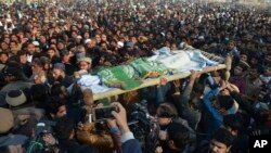 Warga menghadiri pemakanan Zainab Ansari (8 tahun), anak perempuan yang diperkosa dan dibunuh di Kasur, Pakistan, 10 Januari 2018.