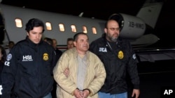 En esta foto de archivo de el 19 de enero del 2017, autoridades estadounidenses escoltan a Joaquín 'El Chapo' Guzmán desde un avión a el aeropuerto Long Island MacArthur en Ronkonkoma, Nueva York. 