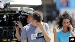 Nicole Auzston, kulia, na mtoto wake Branden, 17, mwanafunzi wa shule ya sekondari ya awali ambaye alikuwa shuleni wakati wa shambulizi hilo la bunduki wakiwa na huzuni wakati walipokutana katika kituo cha kuwaunganisha wazazi na watoto wao baada ya mauaji hayo katika shule ya sekondari ya Fe High, Mei 18, 2018.