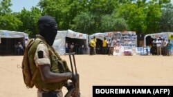 Un soldat nigérian monte la garde dans un camp pour personnes déplacées à Diffa, au Niger, le 17 août 2016. (Photo: BOUREIMA HAMA / AFP)