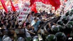 9月15日北京示威者在日本使馆外面冲撞警察