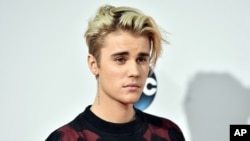 Justin Bieber arrives at the American Music Awards at the Microsoft Theater on Nov. 22, 2015, in Los Angeles.