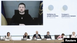 Presiden Ukraina Zelenskyy (tampak di monitor) ikut menghadiri secara virtual konferensi internasional untuk membantu rakyat Ukraina di Paris, Perancis Selasa (13/12). 