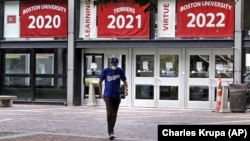 Weston Koenn, seorang mahasiswa pascasarjana dari Los Angeles, meninggalkan gedung persatuan mahasiswa Universitas Boston saat ia berjalan melalui kampus tanpa mahasiswa, Kamis, 23 Juli 2020, di Boston. (Foto: AP/Charles Krupa)