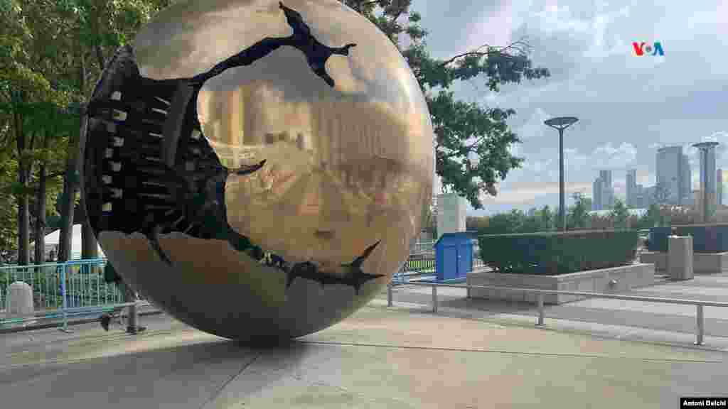 The Sphere es una escultura ubicada en el jardín de la sede de las Naciones Unidas en Nueva York. Creada por el artista alemán Fritz Koenig, la obra se inauguró en 1971 y simboliza la paz y la unidad entre las naciones. Originalmente, la escultura estaba destinada a ser un símbolo de paz, pero tras los ataques del 11 de septiembre de 2001, se convirtió en un monumento conmemorativo para honrar a las víctimas de los atentados. La esfera, que está hecha de bronce y acero, representa la conexión global y la interdependencia de los países.