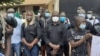 Wanachama wa Jumuiya ya Waandishi na Mafundi mitambo nchini Guinea-Bissau, wakionyesha sikitiko la shambulizi dhidi ya Radio Capital FM hook Bissau, Guinea-Bissau, Agosti 6, 2020.