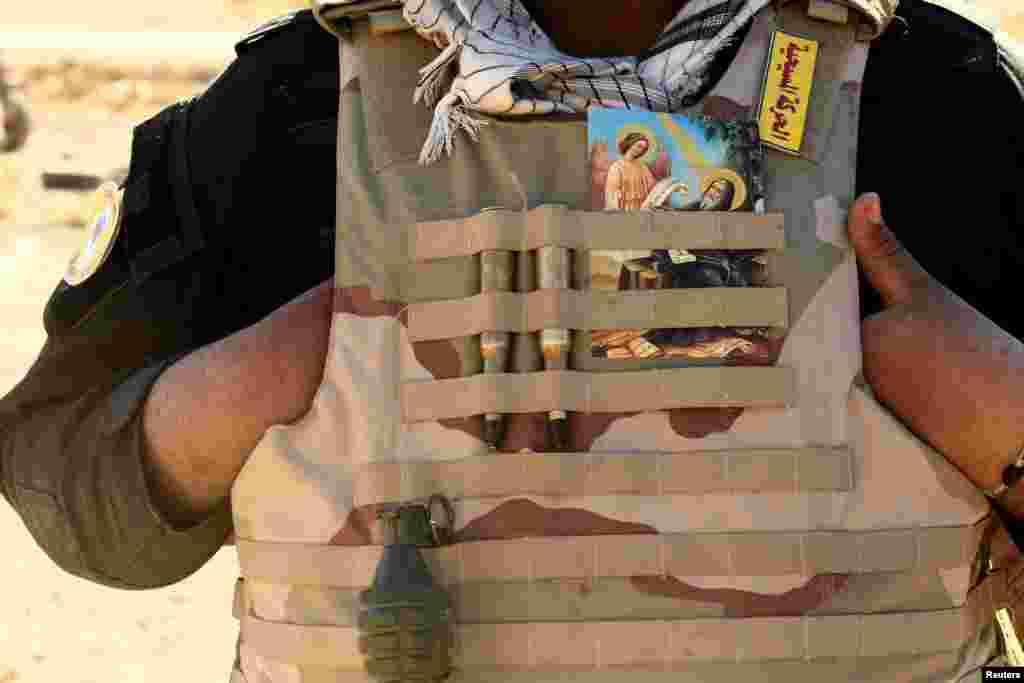 Seorang pejuang dari kelompok Kristen "Kataeb Babylon", membantu milisi Syiah 'Hashd Shabi' untuk menggempur militan ISIS di Ali Rash, selatan Mosul, Irak.